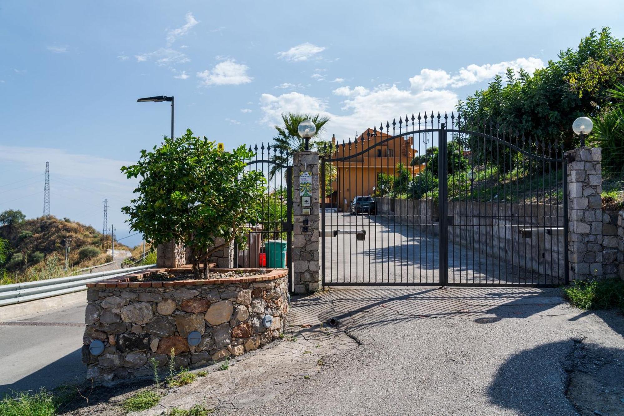 The Lemon Tree Apartment Taormina Bagian luar foto