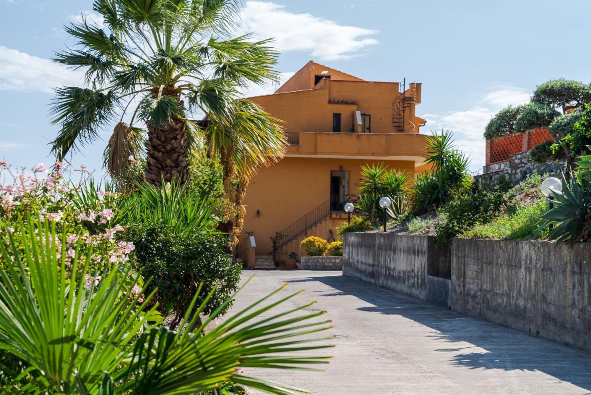 The Lemon Tree Apartment Taormina Bagian luar foto